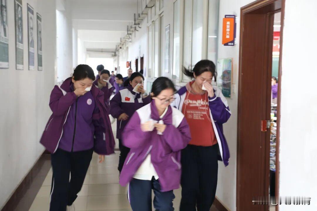 11月8日至9日，汉中市龙岗学校复读部以“关注消防、珍爱生命、共享平安”为主题，