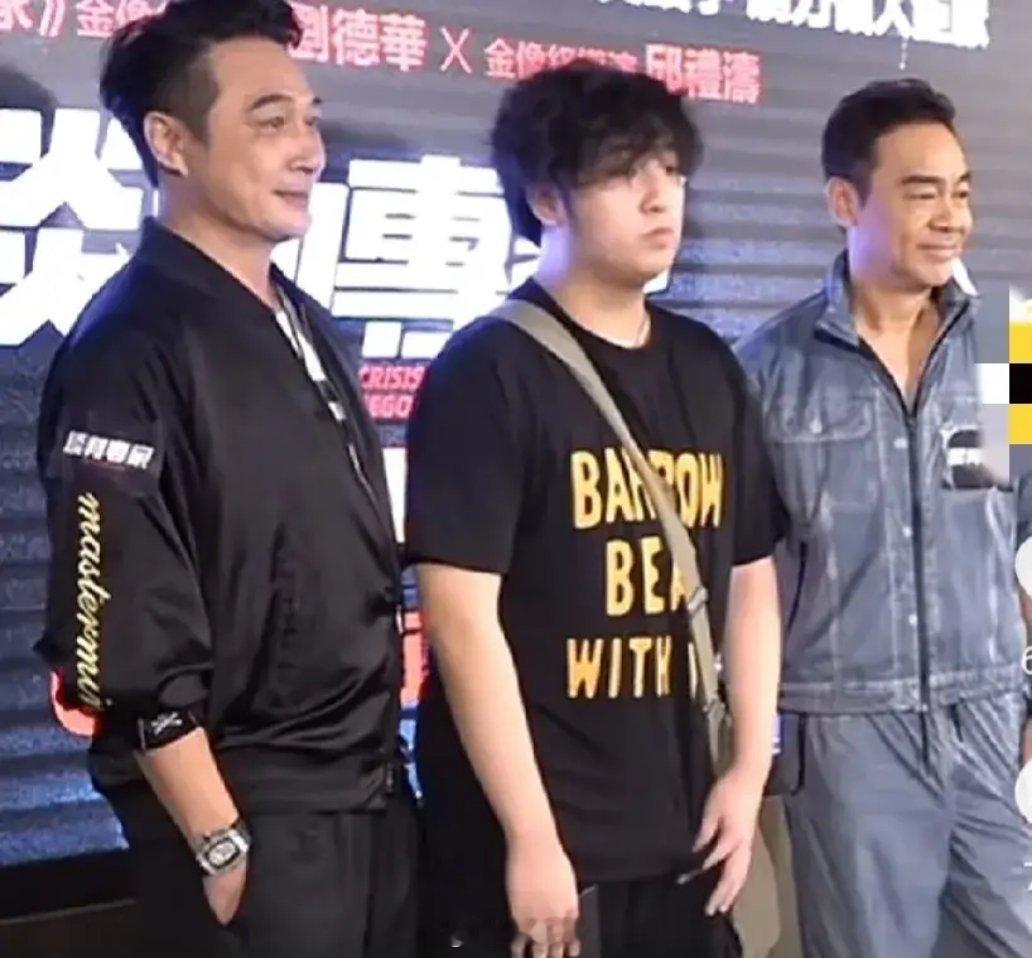 吴镇宇训斥费曼，别老是去揪衣服，把背打直了！俗话说，虎父无犬子，费曼这次电影首映