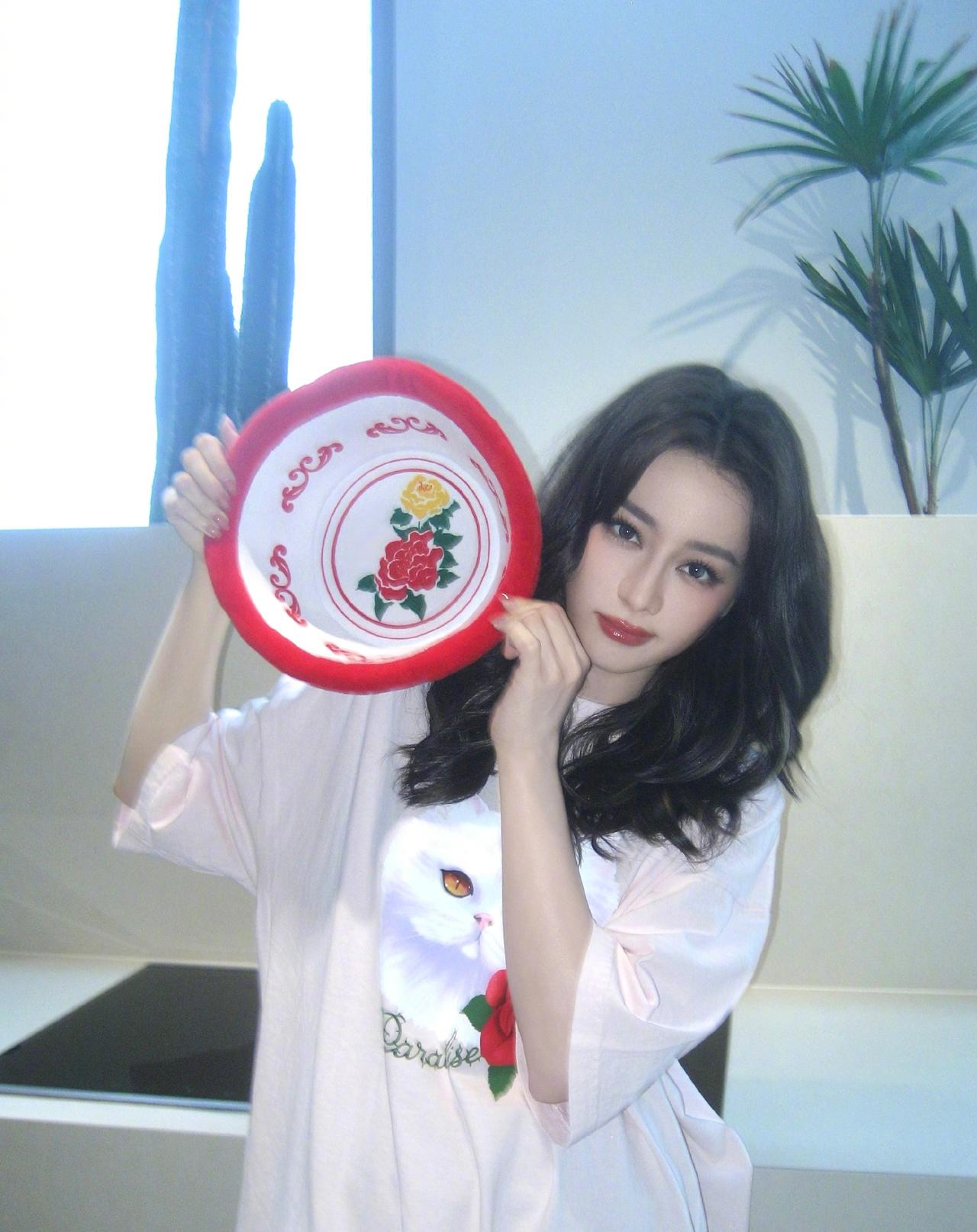 哇！迪丽热巴的花盆帽子也太有个性了吧……

一眼看去很有年代感，红白相撞惊艳感十