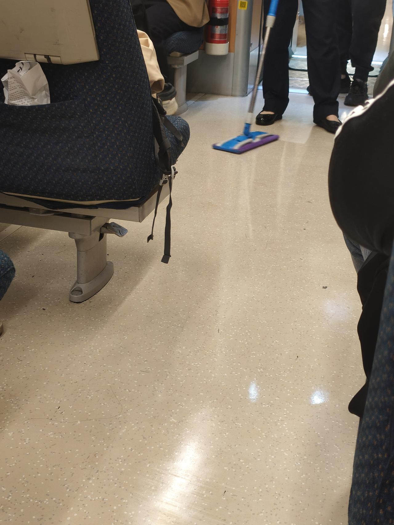 在动车上，学到了新的拖地方法。

赤赤赤，赤赤赤。

耳边传来这个声音，原来是打