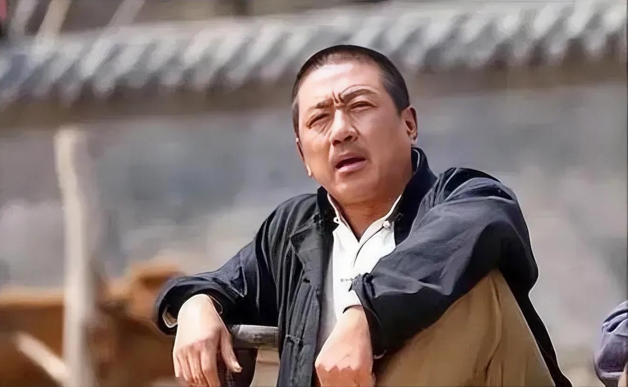 当年，陈国军筹拍《末路1997》，可演白宝山的演员突然说：“得给我加薪，不加薪我