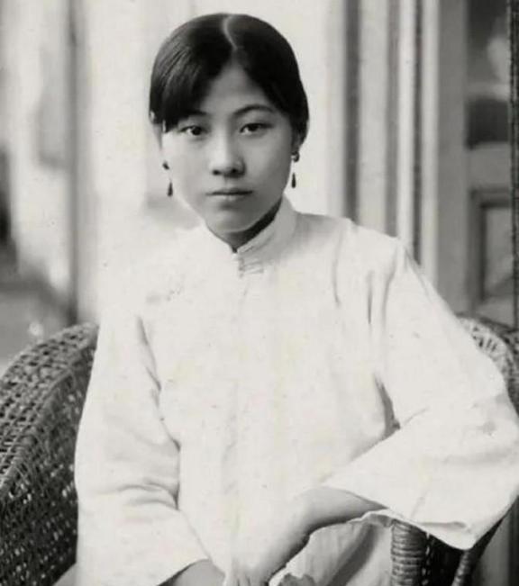 1974年，90岁的杨森迎娶了17岁的张灵凤。洞房之夜，就在杨森要行房事时，张灵