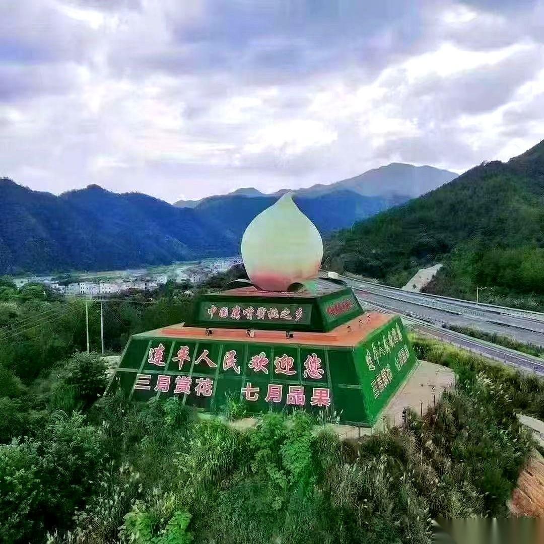 我跟你说，第二天我们进食堂，所有人都傻了。
面案上、菜板上、就连刚洗干净摞起来的
