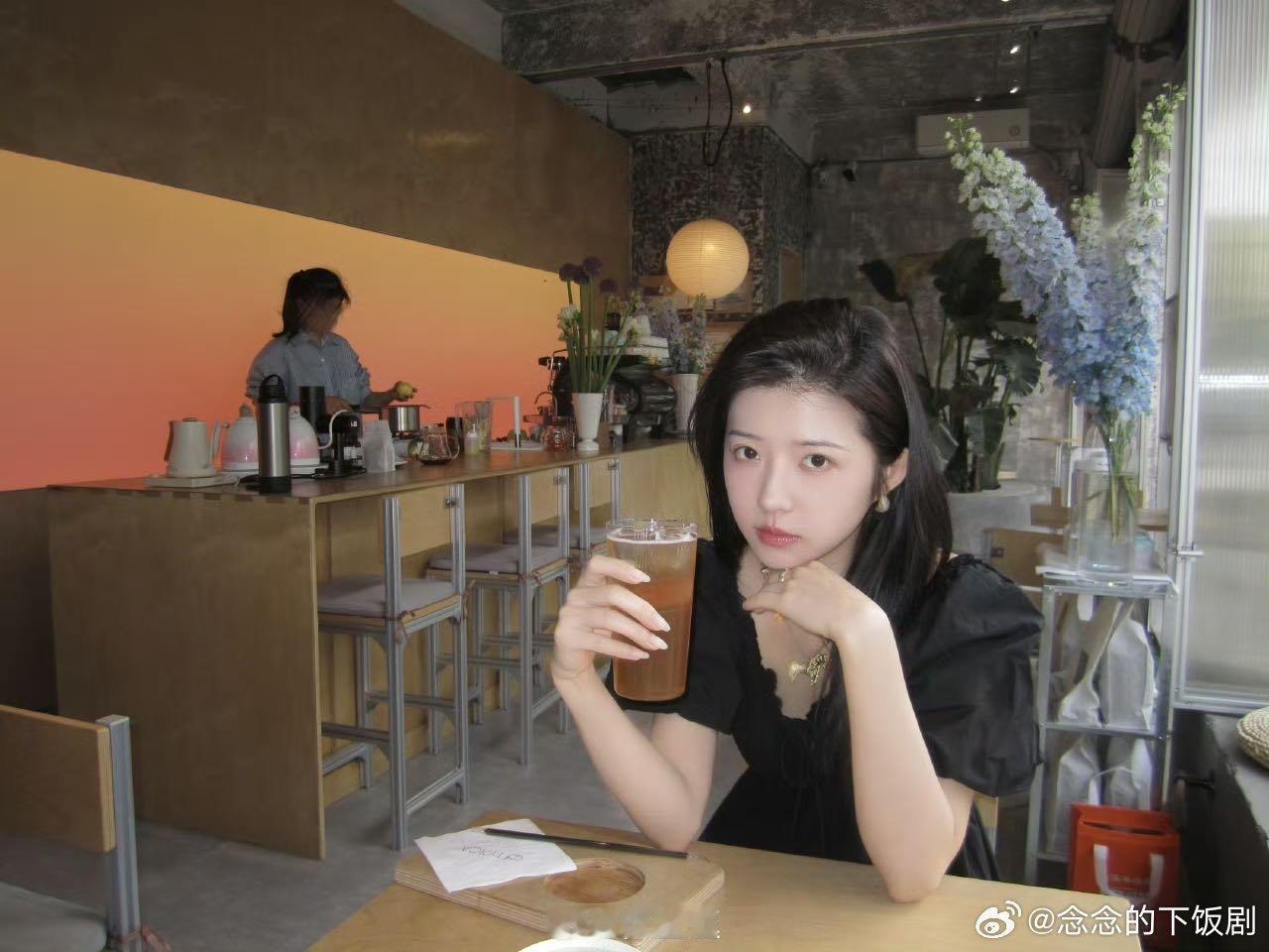 我爸邀请我喝他的第三次喜酒   爸爸三婚还要我去喝喜酒真的离谱，两次已经够给面子