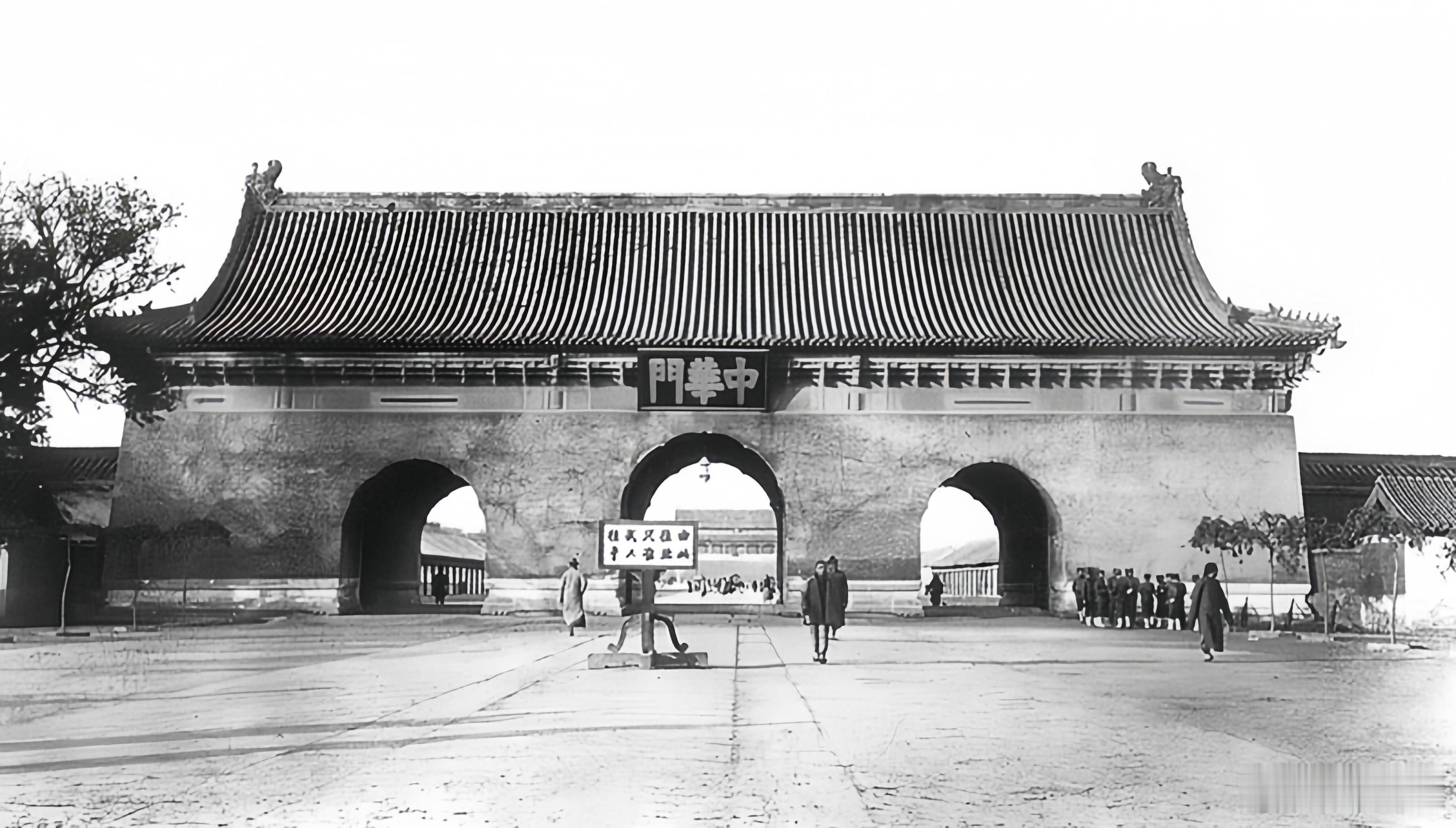 1977年8月29日，毛主席紀念堂建設全線竣工，並開始安置水晶棺；8月30日，《