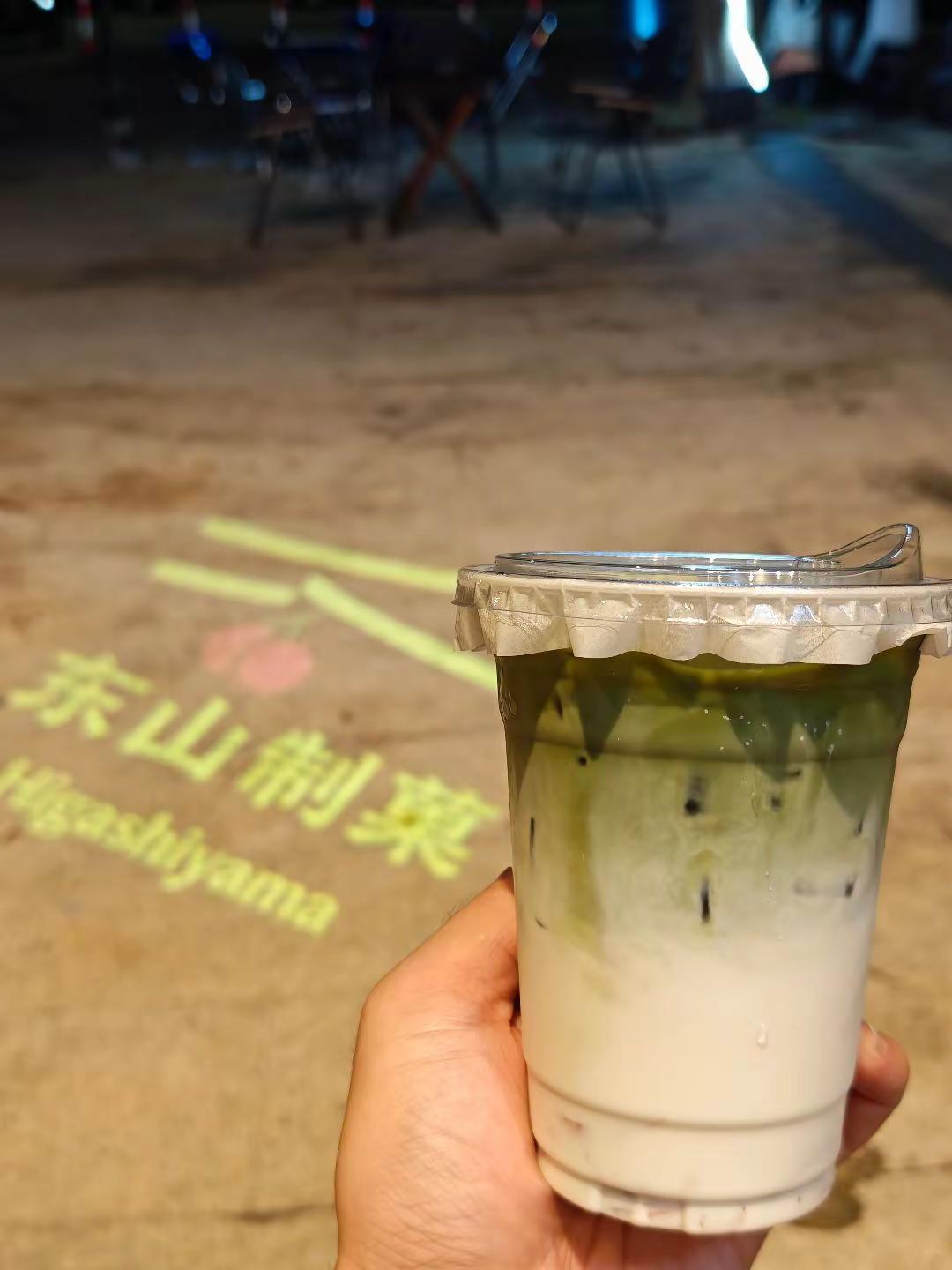 番禺广场！工业风小店好适合下午茶小聚重点夸这两杯饮品——「玫抹初雪」玫瑰香配抹茶