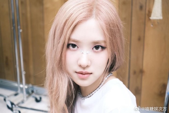 ROSÉ朴彩英美图分享 肉肉美美哒 ​​​