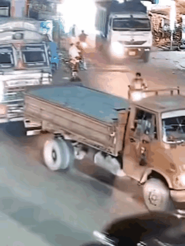 他估计不知道，大货车司机根本就看不见他