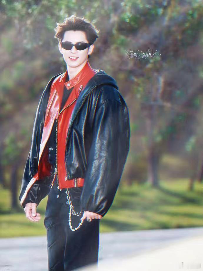 王鹤棣背头黑红造型daddy感王鹤棣腿精赏味期王鹤棣腿精赏味期，王鹤棣背头黑红造
