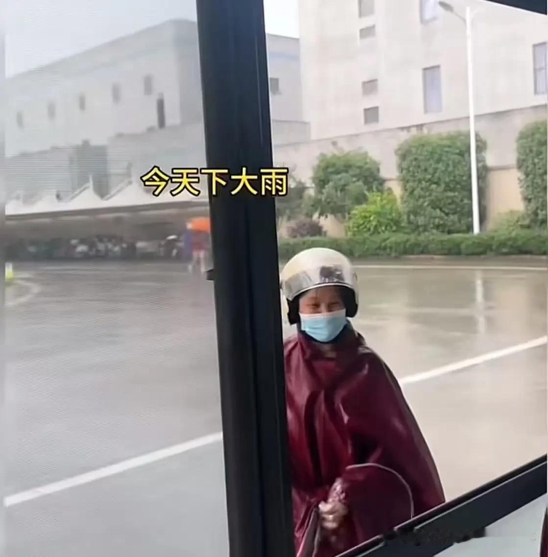 暖心完整故事
 
大雨下了一整夜，清晨路面全是积水。上班铃声响过许久，三位女员工