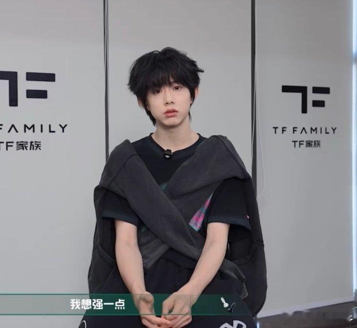 陈奕恒我想强一点 怀揣我想强一点的坚定信念，陈奕恒在训练中不断突破自我，主动请教