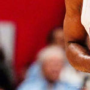 4月24日，NBA季后赛首轮G3骑士客场对阵猛龙，双方上半场维持54-54，前三