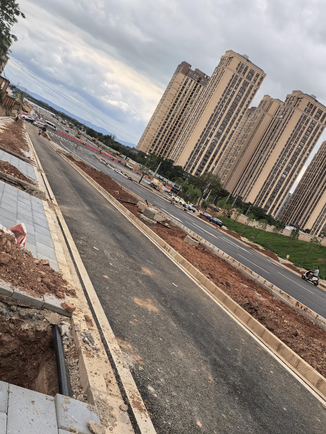 呈贡新区这边老城与新城重要的最方便的一条路呈祥街新建道路。现在看着离通车是不远了