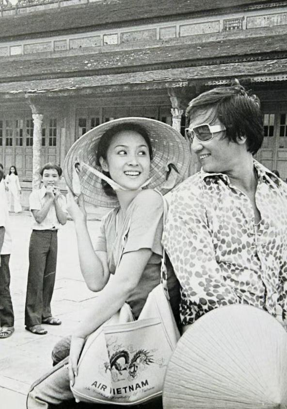 70年代初，谢贤和甄珍，一张罕见的合影，出行手提包印有南越航空标识，此时二人正处