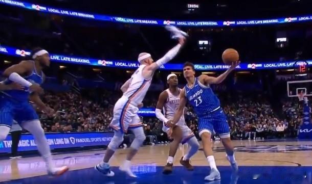 能不能用鞋子防守？这球给出了答案。

雷霆客场对魔术，卡鲁索鞋子掉了，但是这位防