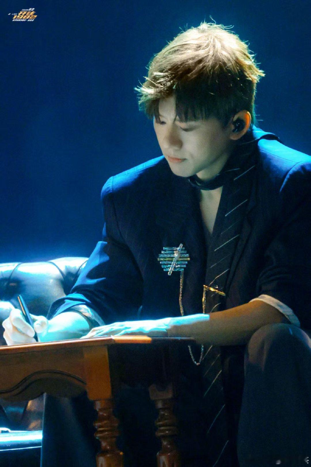 张杰演唱会夯爆了张杰夯爆了谁懂啊！张杰成都场把舞台玩出了新花样！龙门阵里摆家常，