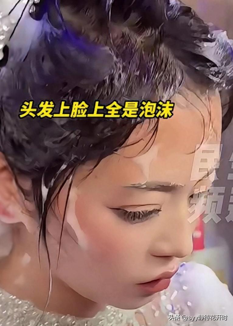 “婚闹是热闹，而不是胡闹”！近日，在甘肃的某个婚礼上，一个漂亮的新娘，从头到脚被