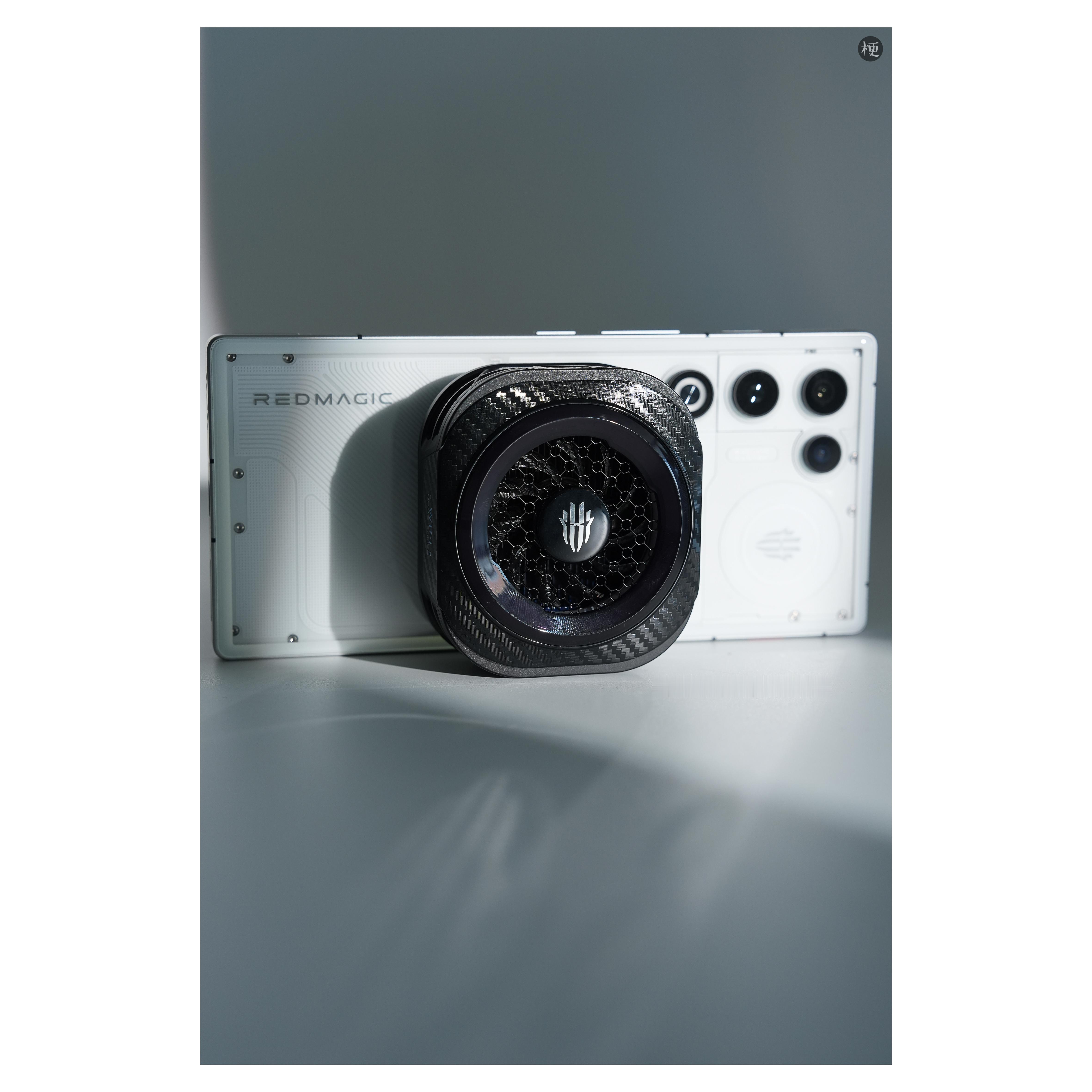 这个红魔散热器 8 Pro 很不错，最近打游戏用它降温老带劲了，36 瓦大功率，