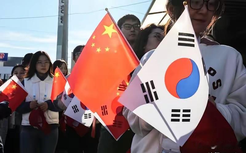 不管了，韩国公开喊话中国

韩国突然主动喊话中国，要深化矿产合作，说到底就是缺中