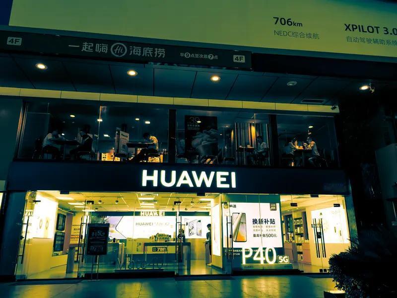 现在有些手机店简直成了孩子的免费“网吧”。工作日放学和周末，店里全是学生，拿着样