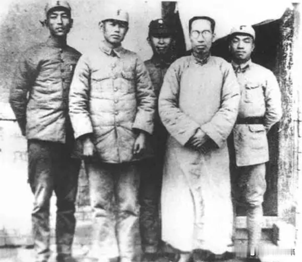 1937年秋，八路军第129师385旅参谋长耿飚（左一）、旅长王宏坤（左二）、政