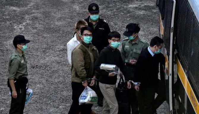 活该，罪有应得！
 
当狱警打开牢门时，28岁的黄之锋以为只是例行检查，但迎接他