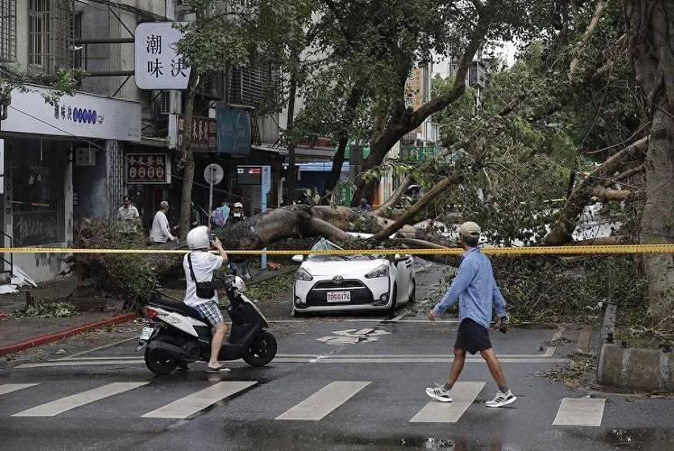 菲律宾7.4级地震现场：天花板砸落民众街头相拥，预警系统引热议
 
10月10日