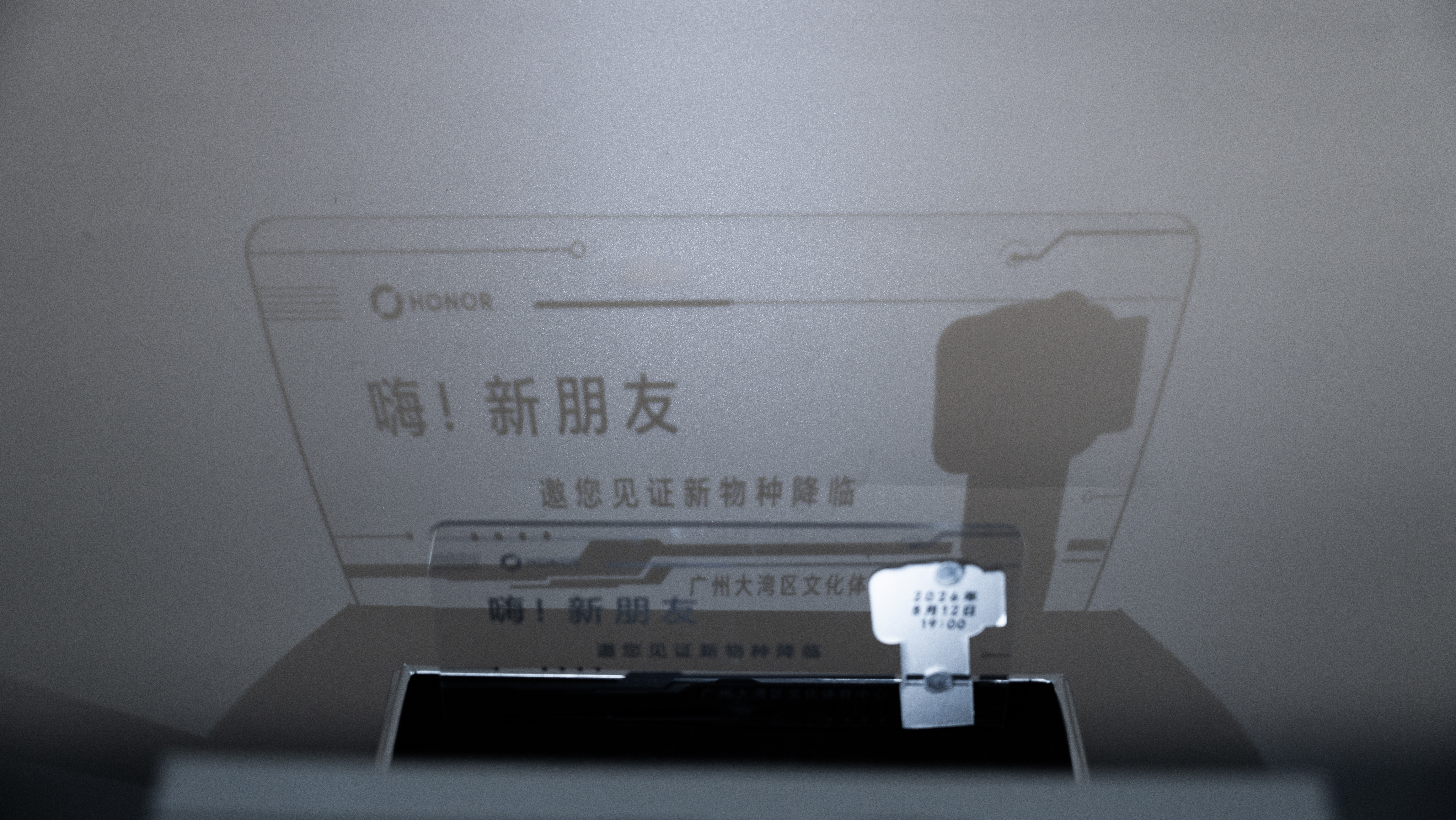 今晚19:00一起来看看荣耀RobotPhone这个新朋友，到底会带来怎样的新体