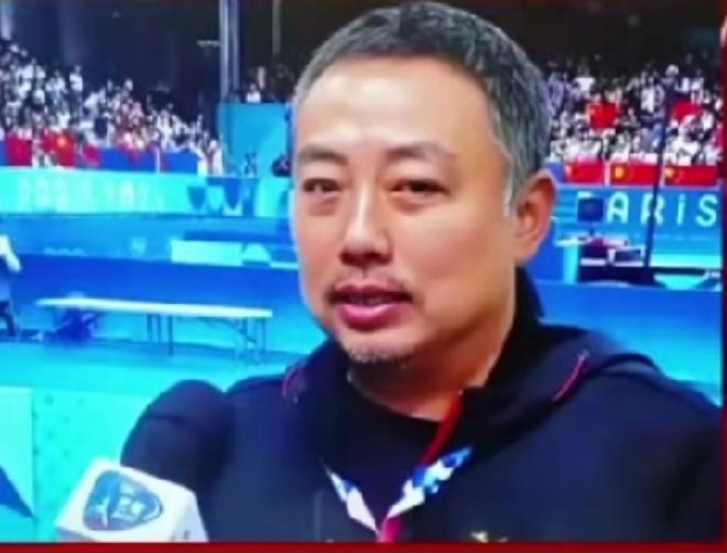 有人说："刘国梁当主席，带队为什么长盛不衰，答案就在训练场上。他扎根一线，不摆架