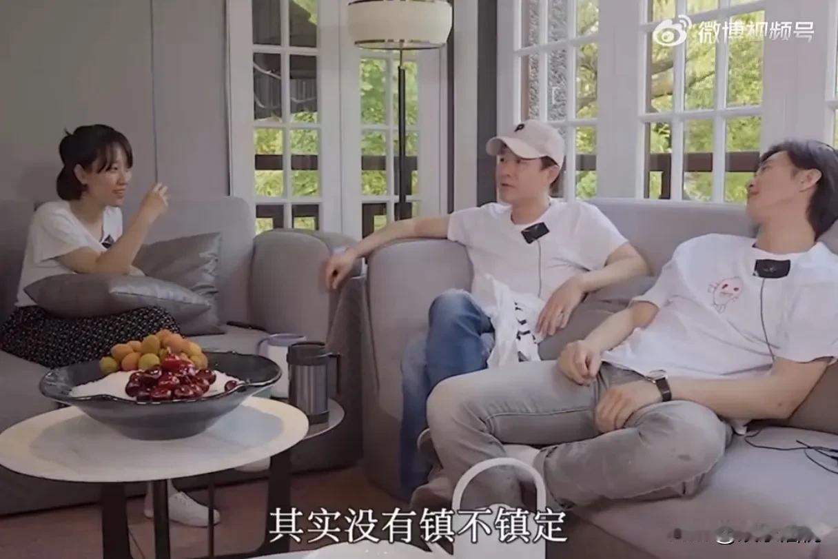 周一围和张颂文聊起，以前被导演骂后，相约去冰面散步，冰层突然咔咔裂开的事，主持人