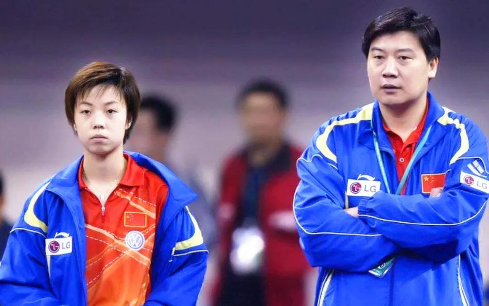 一天，王楠跟李隼说：“李指，我跟张怡宁在一起住了5年，我都没见过她睡觉！”

许