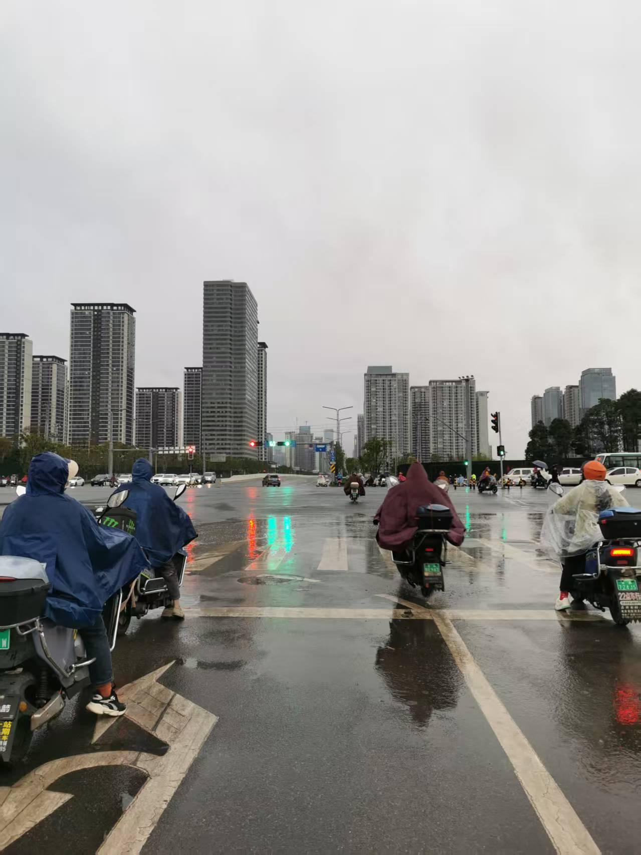 昆明的秋天一雨便成冬。
广东的台风，携着余威来到昆明。26号的早上，一场不大不小