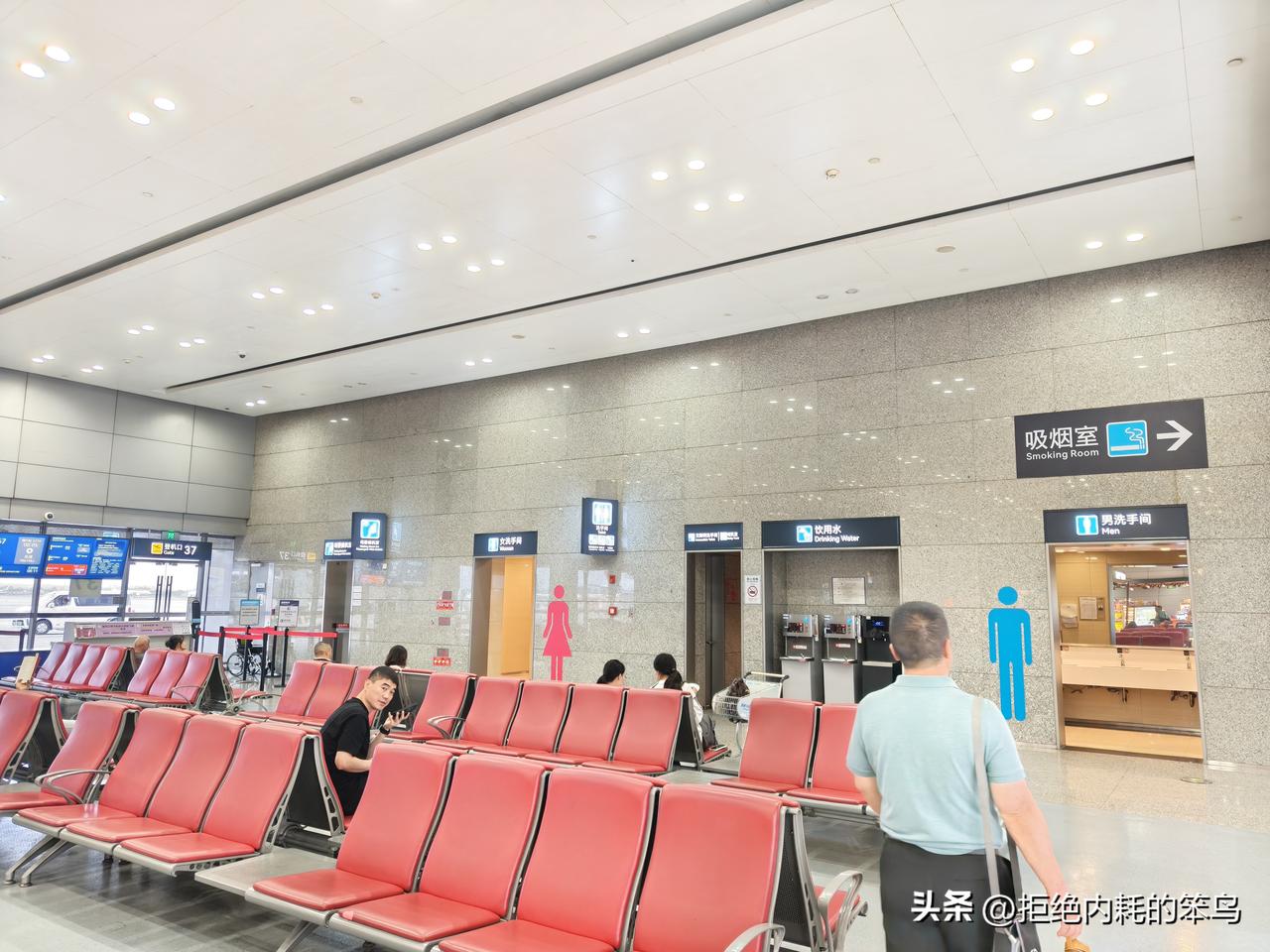 成都双流机场对烟民们还是友好的！

如今许多机场越建越高大上，科技感满满，软硬件