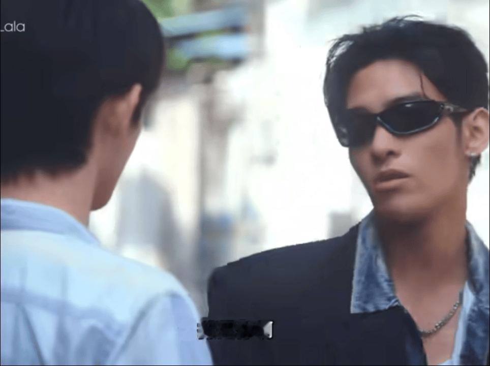 何伟这一蹲我就想到何初三了哈哈哈哈，每次夏六一出拳，何初三都蹲下躲闪，太搞笑了 