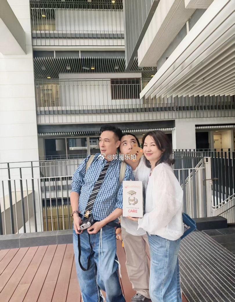 来自费曼微博原文：谢谢我的亲人🐟与🐯，我嬷嬷外婆外公。 那些没有放弃我的老师