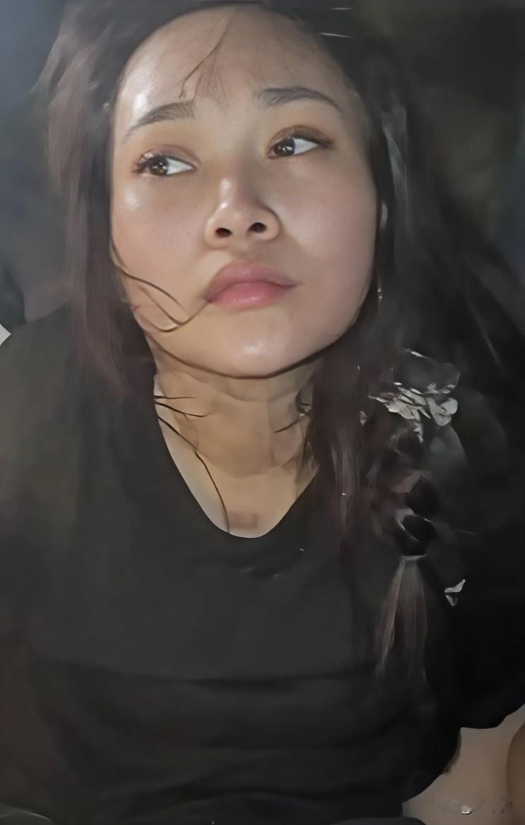 只因劫狱女子颜值太高，被捕现场记者对其骚扰，结果丢掉了饭碗。
18日上午，在柬埔