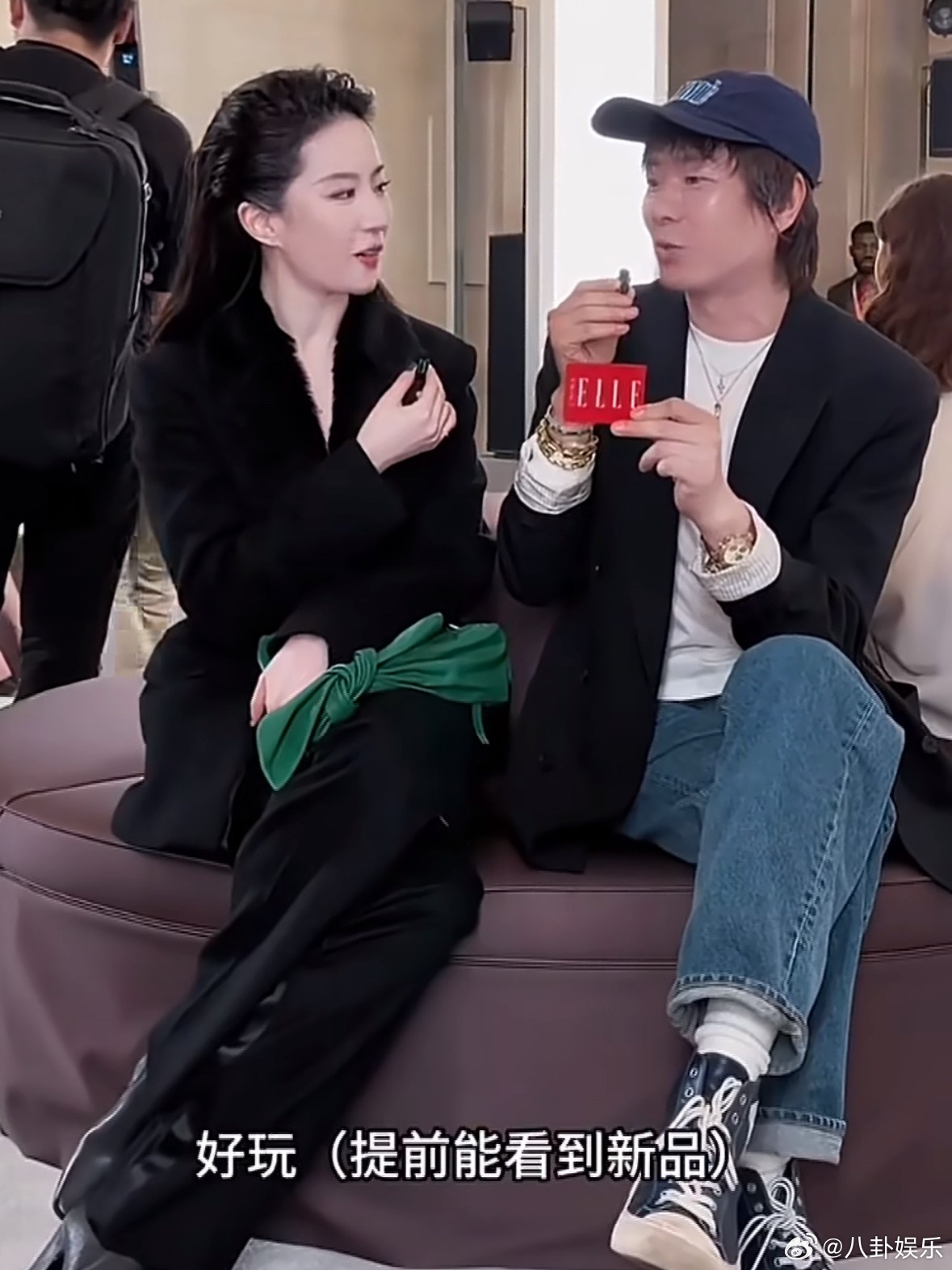 刘亦菲采访被主持人抢话刚看完刘亦菲那个采访，主持人到底在急什么啊？人家才说半句就