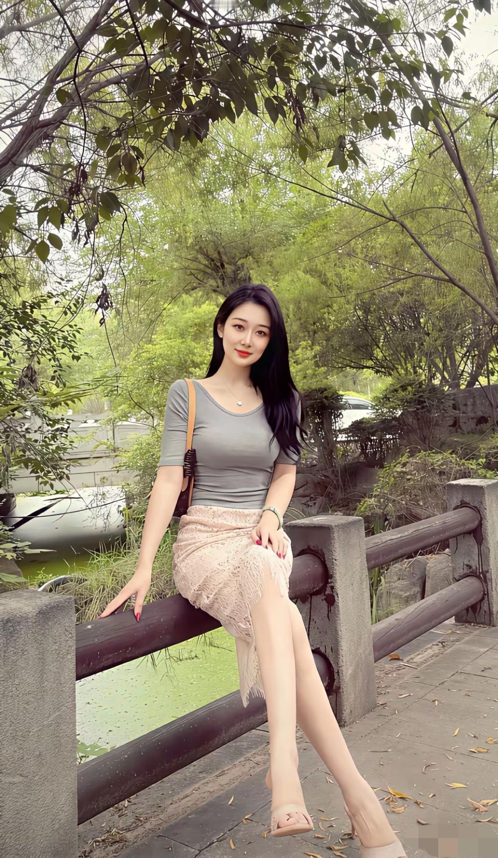 下联：有请🤝🤝🌹🌹
友友请根据图片展示下联

午后的公园，绿意盎然。我穿