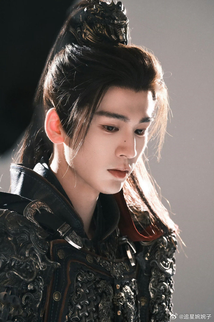 张凌赫古偶男妲己谢征的温柔从来都是不显山不露水的🎈，悄悄托人以樊父名义送年货，