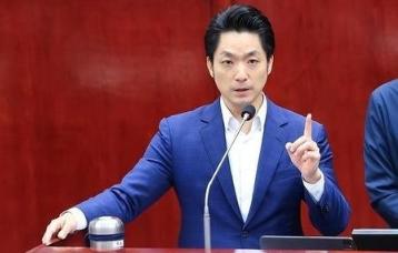 台北市长蒋万安接受专访谈到两岸时曾表示，"我是台湾人，我就是中华民国的国民。"这