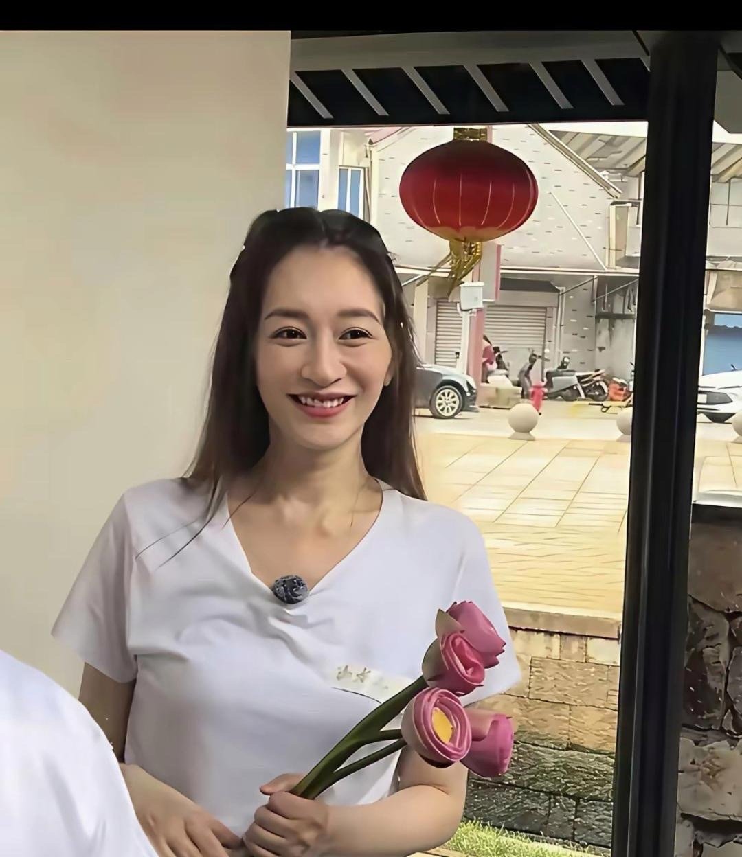 49岁李小冉状态真的封神！皮肤白皙、发量惊人、气色红润，身材紧致到像29岁，自律