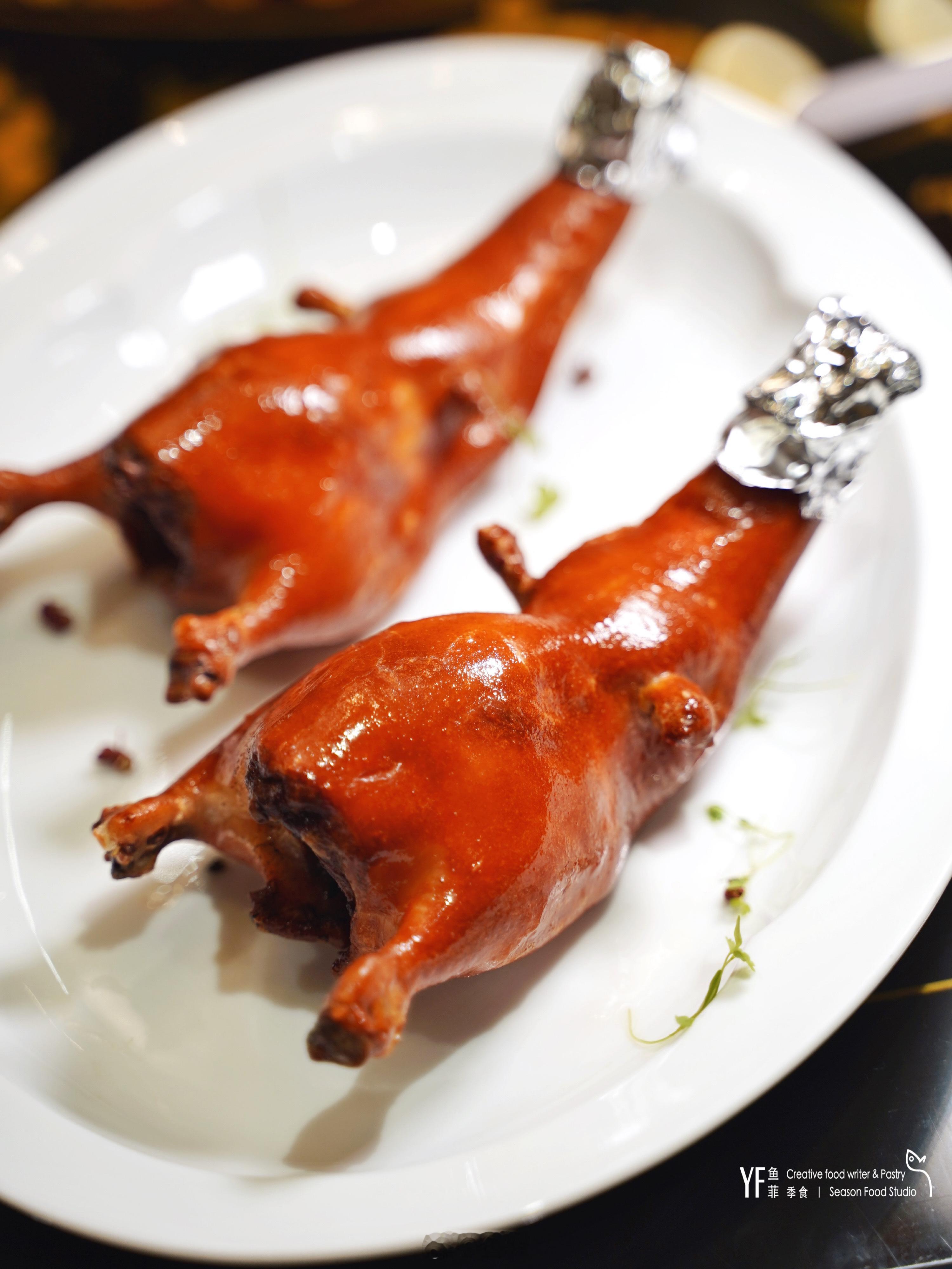 推门而入，宛如一座小凡尔赛宫。一整面手工贴砖马赛克墙面，耗时四个月精心打造的欧式