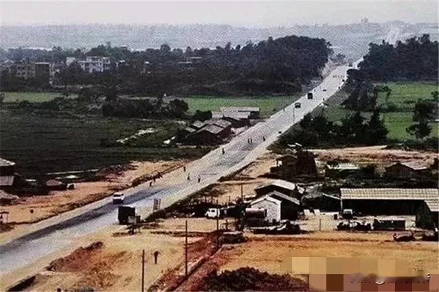 据说这是上世纪八十年代的深南大道，两边都还是农田，还有一排排低矮的老旧房屋，貌似