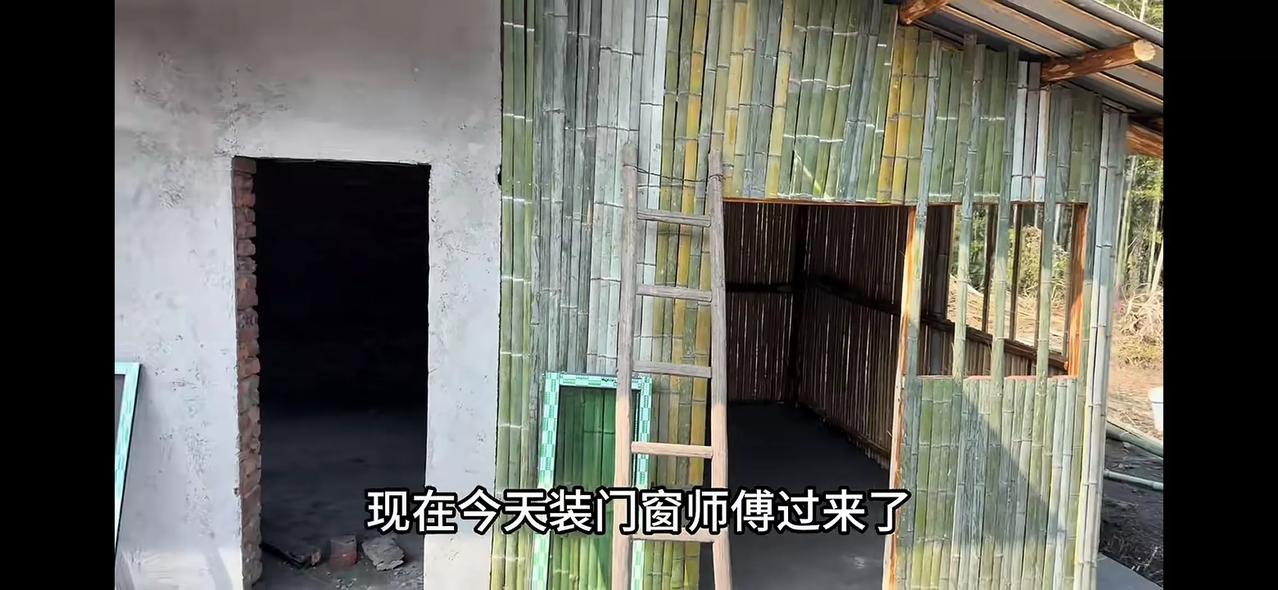 啤公馆的门窗都弄好了，啤酒婶瞧着自己心爱的小屋就快竣工，高兴得手舞足蹈。这是啤酒