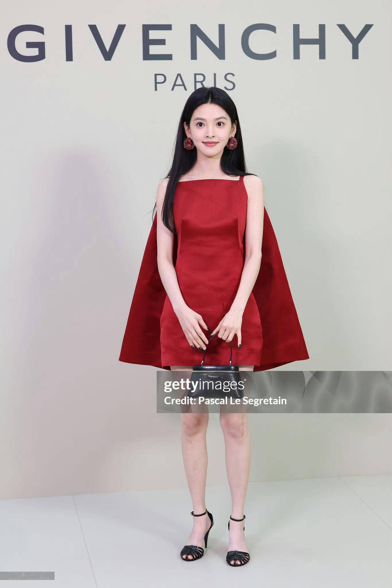章若楠[超话] 章若楠巴黎时装周生图[送花花]妹妹的红闪耀巴黎 ​​​