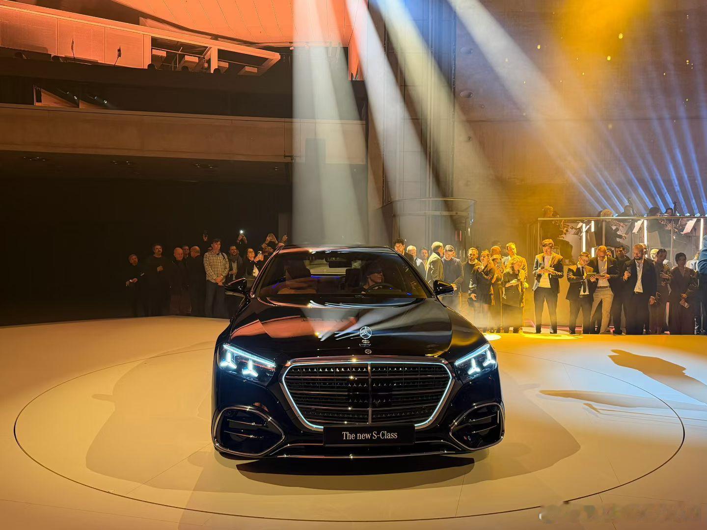 德国现场：新一代奔驰S级发布搭奔驰自研MB.OS全新架构，这个“数字神经中枢”，