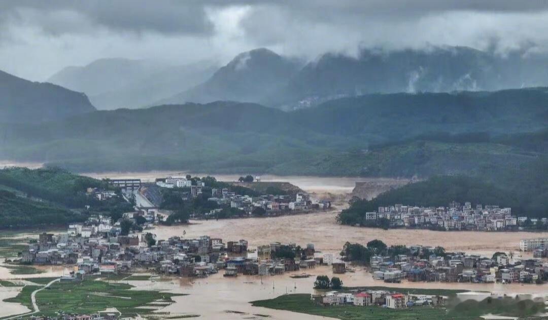广西抗洪广西这几天暴雨真的太吓人了，各地消防、武警、村干部全都冲在一线，连夜转移