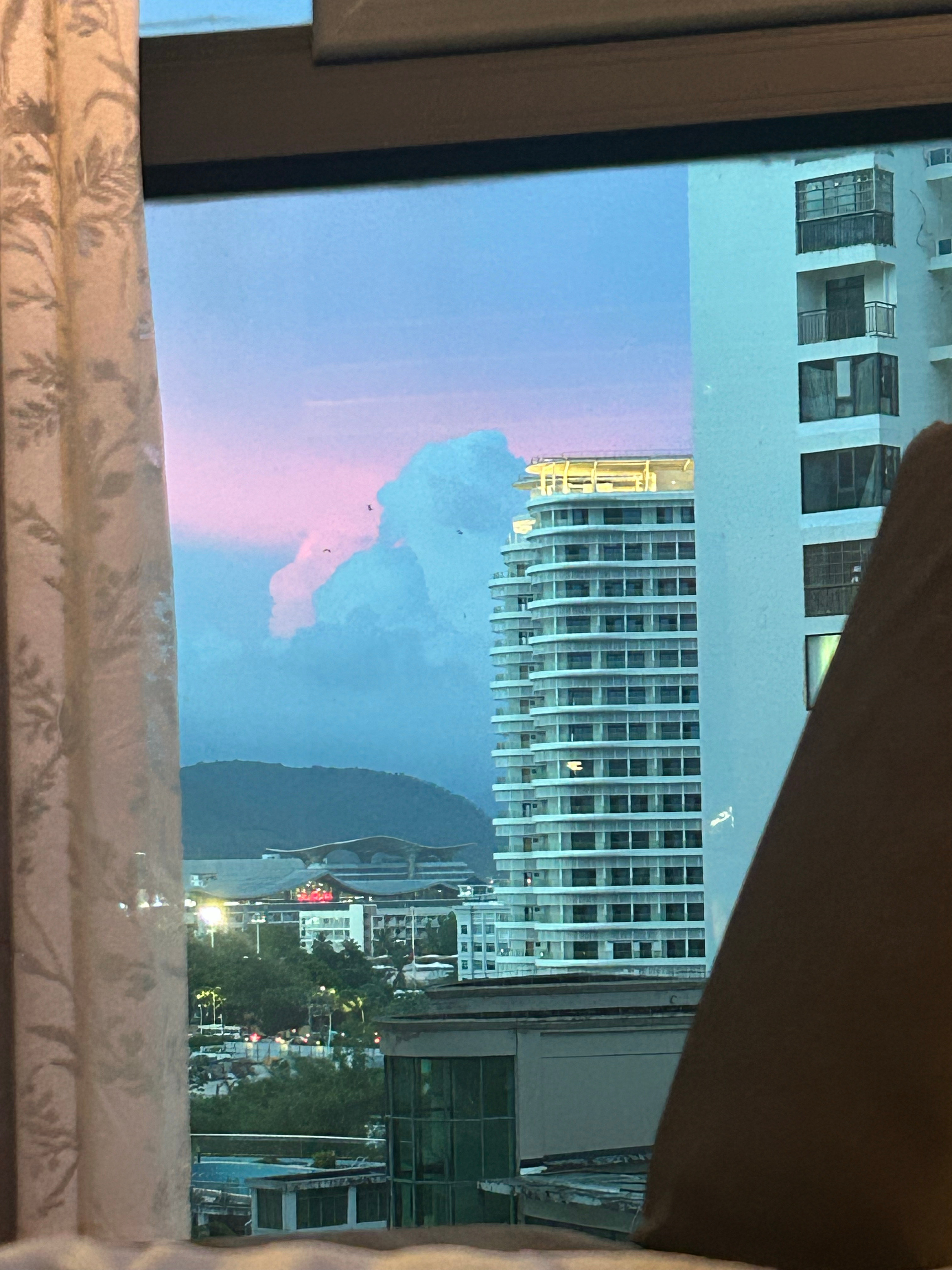 笑的我嘴都抽筋了，学生和我说他道法老师让他生理不适，长得像一颗大栗子，巨丑巨丑，