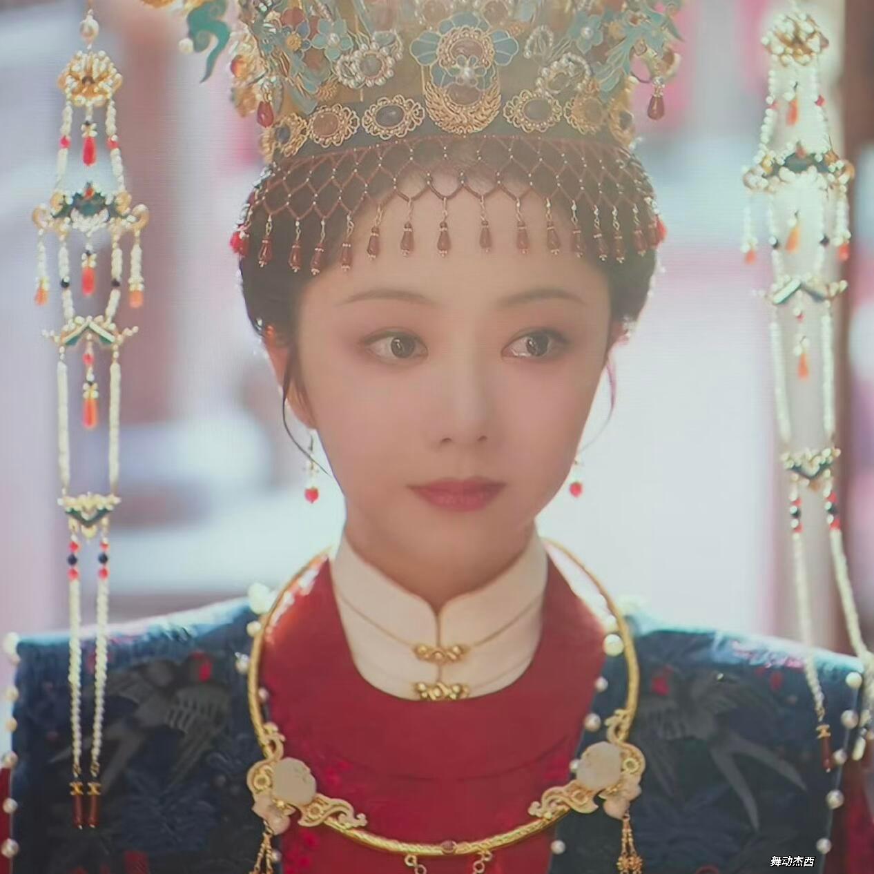 这造型真不太适合她
本身比较瘦，肩窄就显得头会比较大，
这个造型加上了发套显得脑