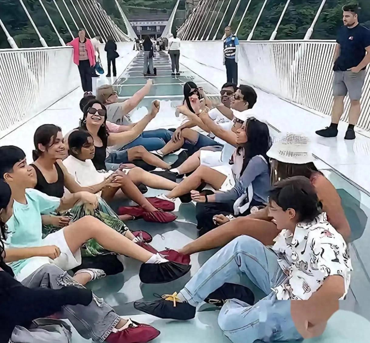 太嚣张！外籍游客霸占张家界高空栈道堵死整条路，装聋作哑拒挪步，态度极度蛮横！
事